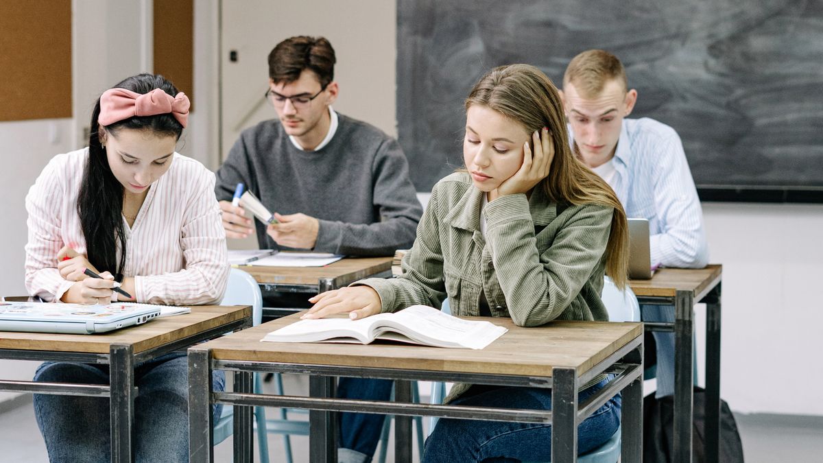 教室で勉強する学生たち
