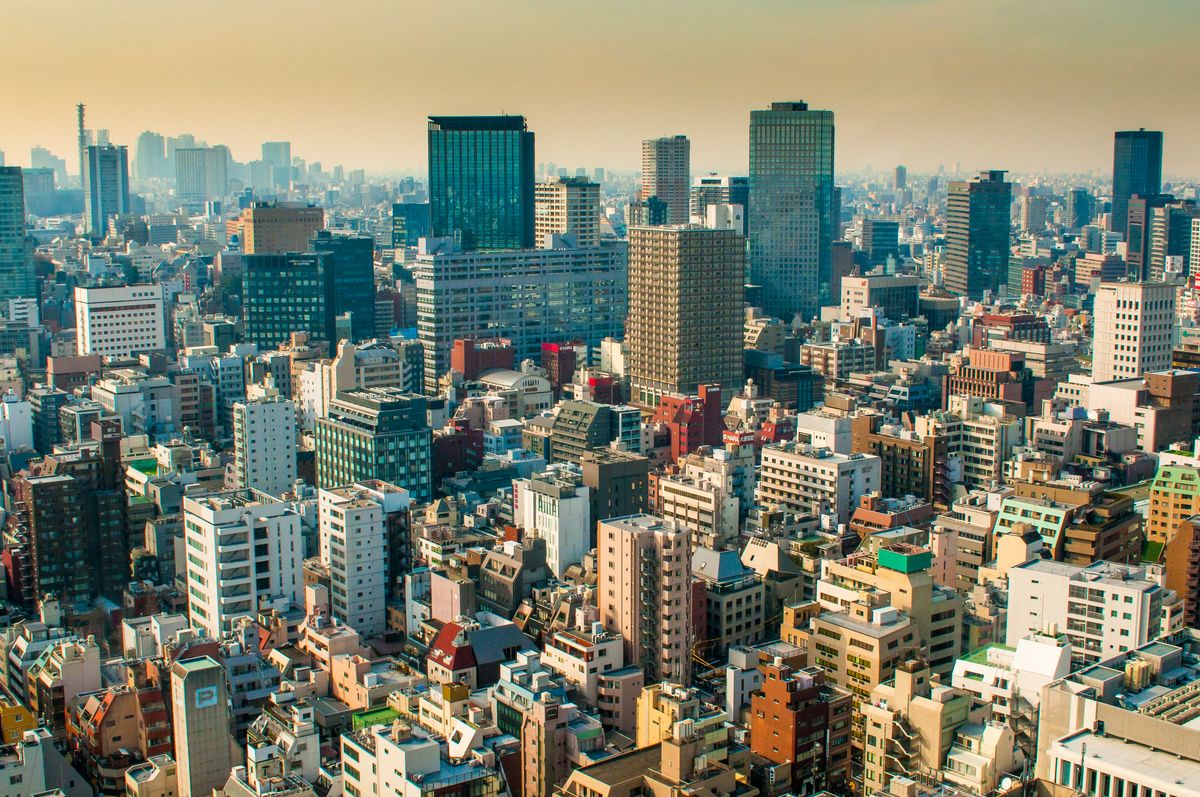 東京のビジネス街のビル群