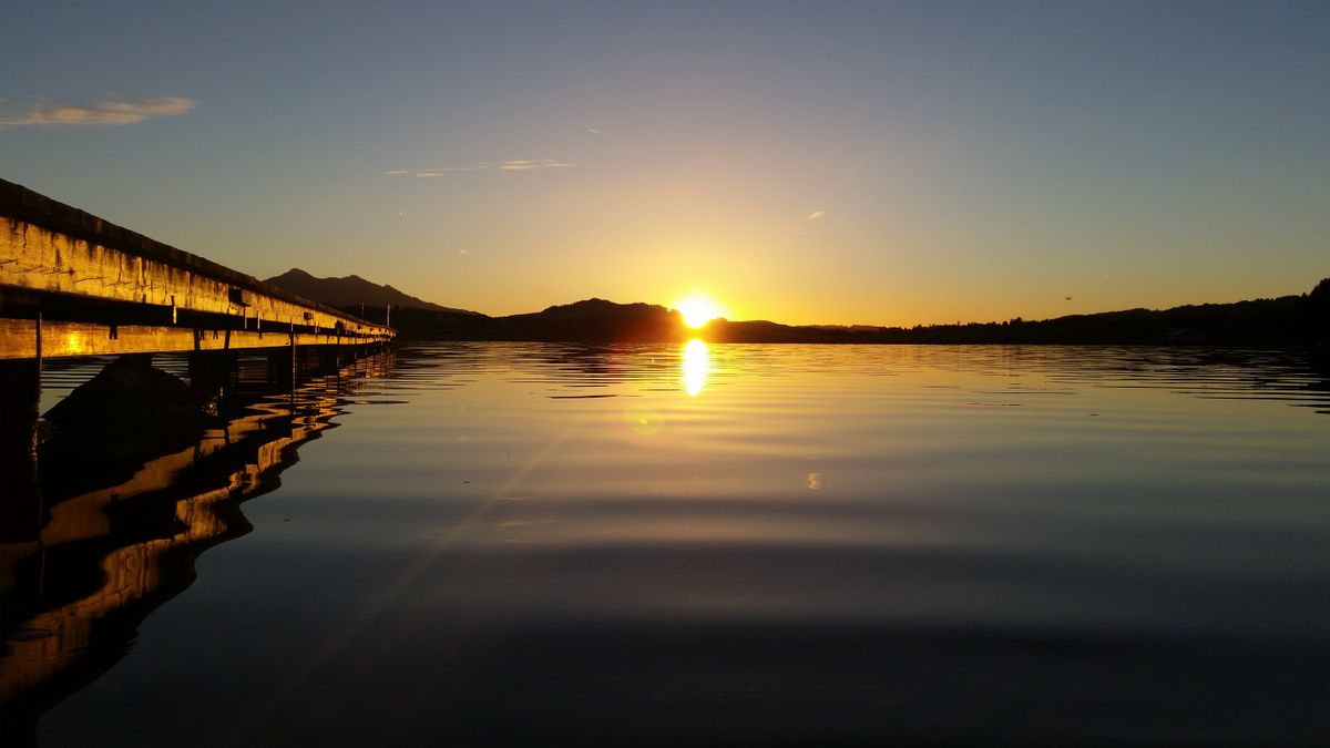 夕暮れの湖と桟橋