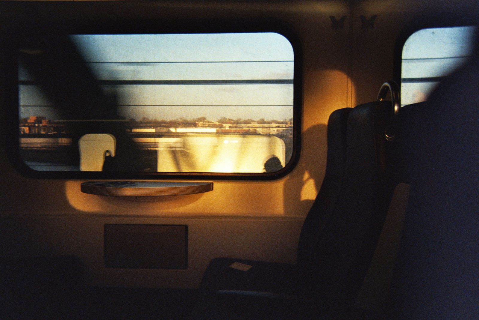夕日が差し込む電車の車内