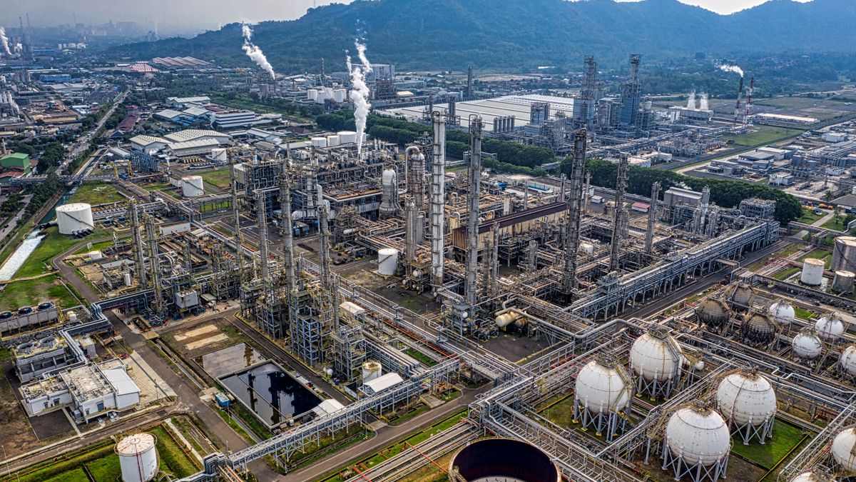 山を背にした製油所の全景