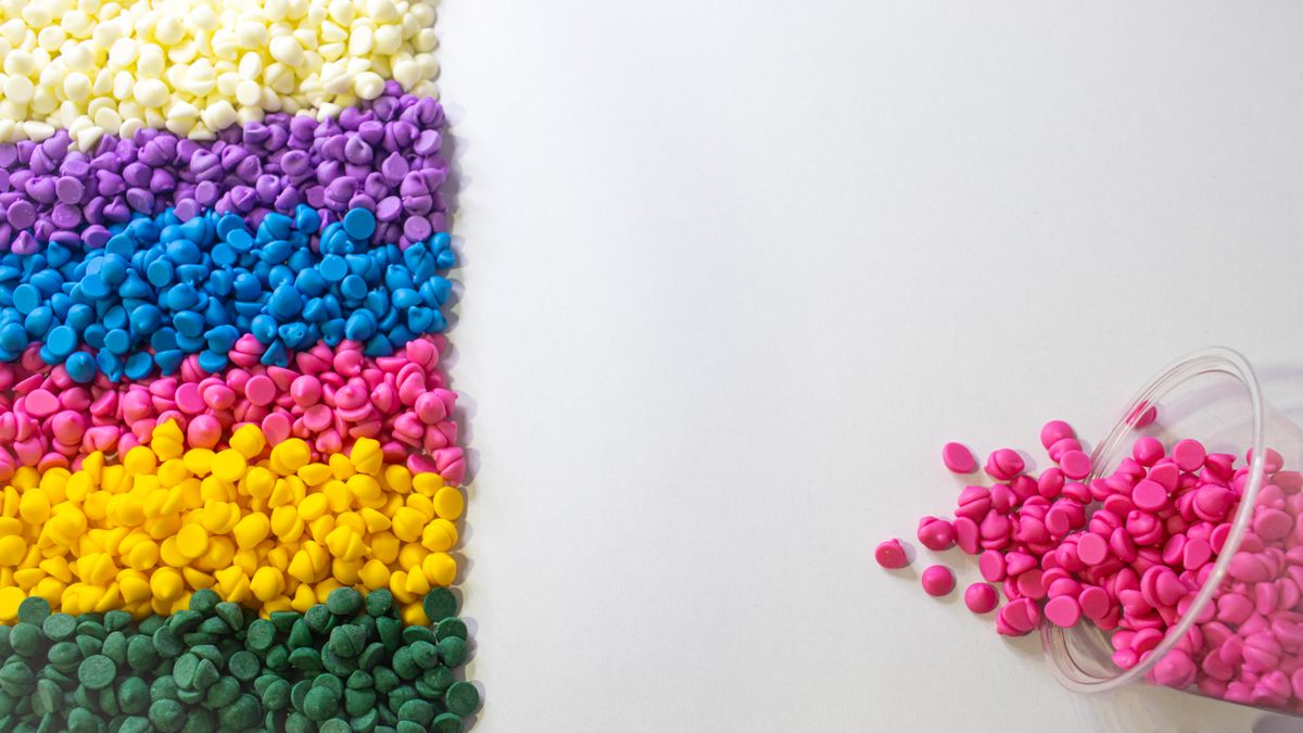 色とりどりのプラスチックのペレット