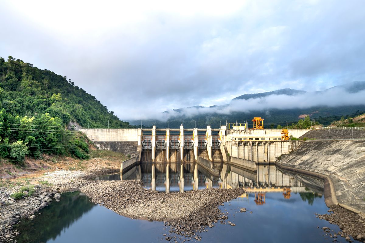 山あいの水力発電ダム