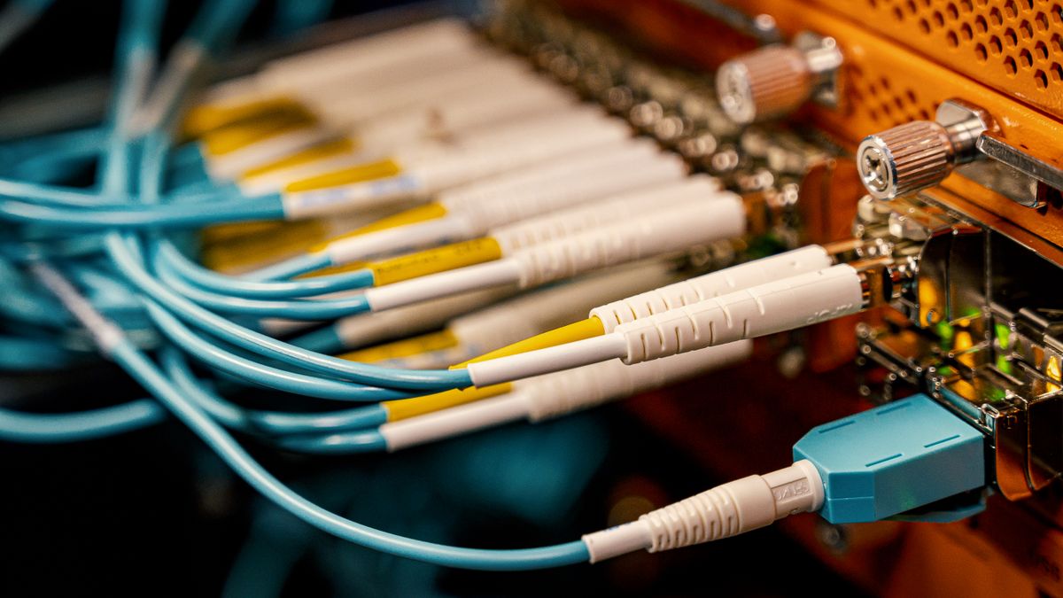 通信機器につながる光ファイバーケーブル
