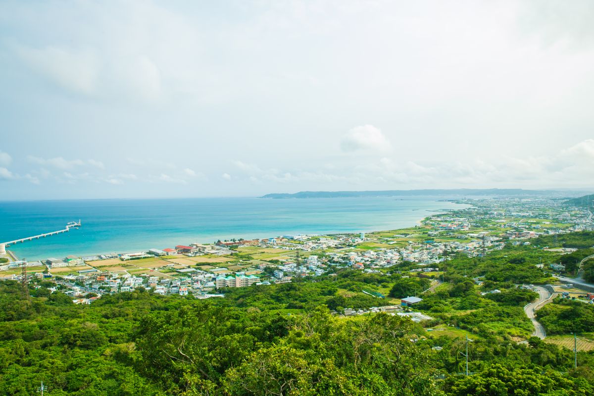 沖縄の海沿いの町を高台から見た風景