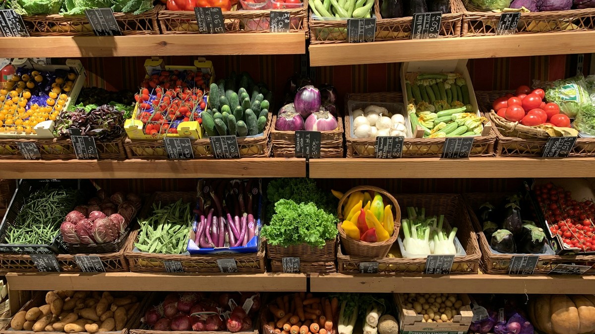 木の棚に野菜や果物が並んだ店先