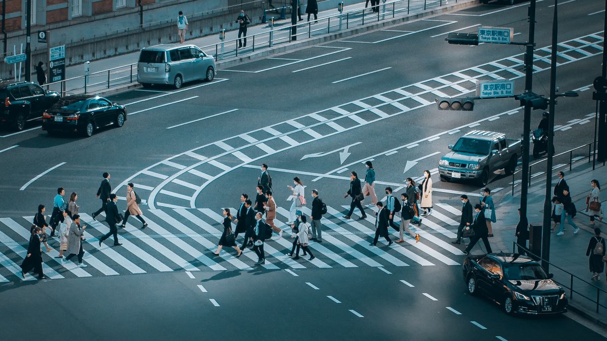 東京駅前の横断歩道を渡る通勤客を上から撮った写真
