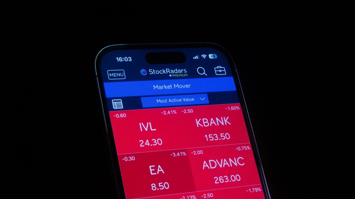 株価アプリの画面が下落を示す赤で埋まったスマートフォン