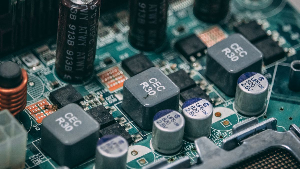 電子部品が並んだ基板のクローズアップ