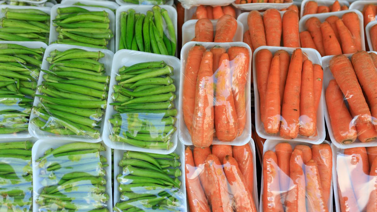 白いトレーにラップで包まれた野菜が店頭に並んでいる