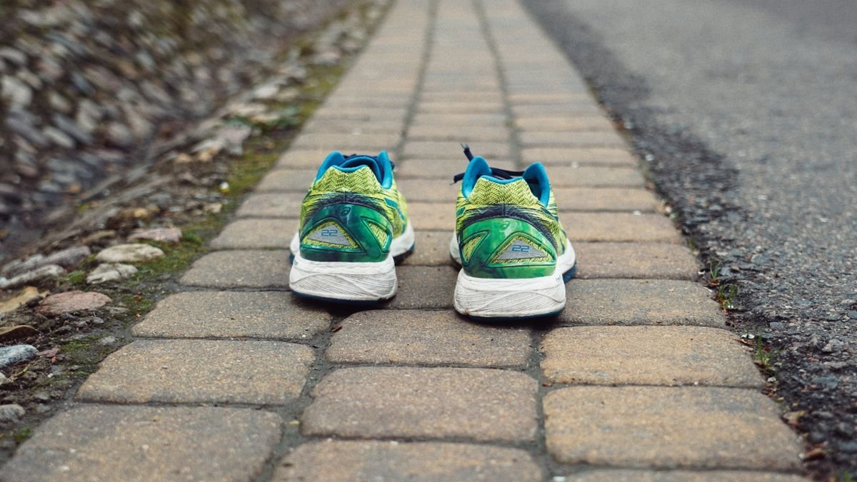 石畳の道に置かれたランニングシューズ