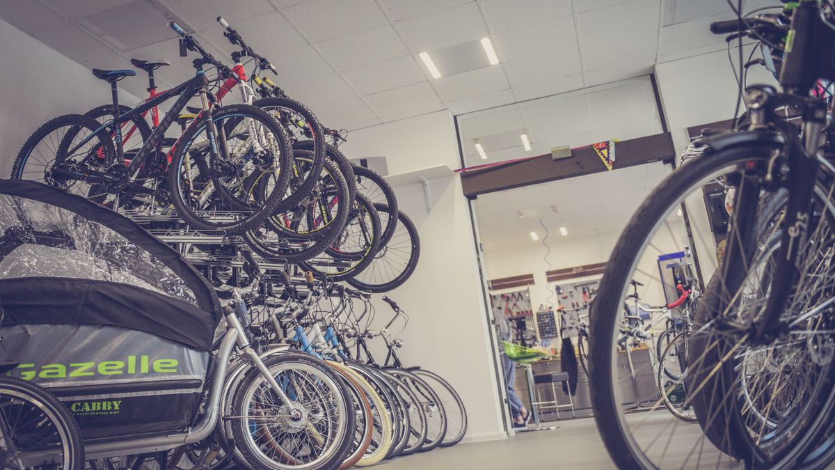 店内の棚にずらりと並んだ自転車
