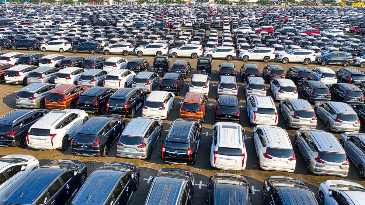 広い敷地にびっしりと並べられた中古車